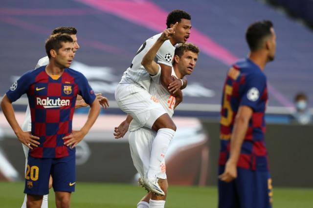 La même équipe a évolué en deux maillots n ° 10 représentés différemment